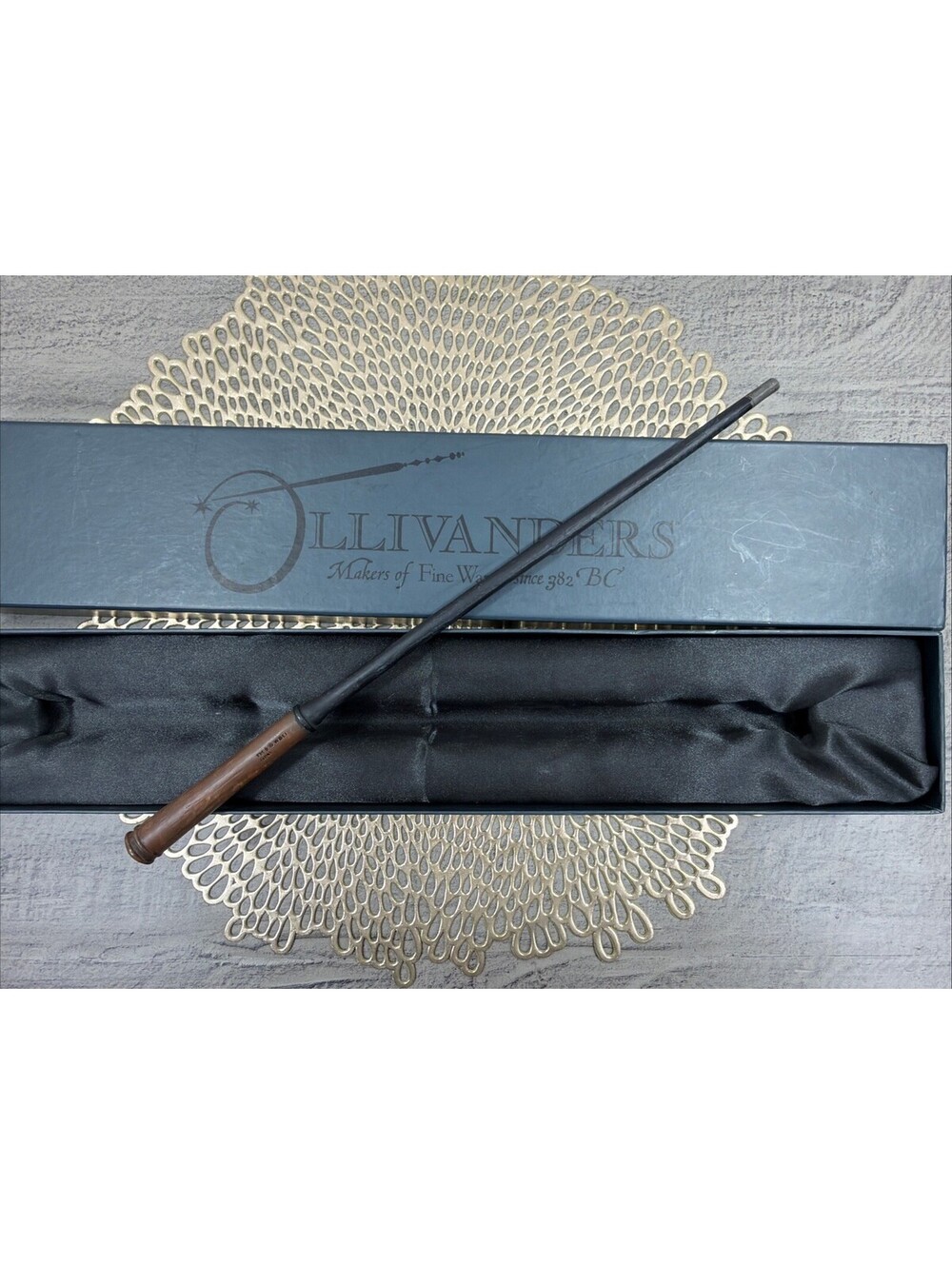 Ollivanders Hawthorne 6 Harry Potter Collectible Wand - Picture 3 of 5